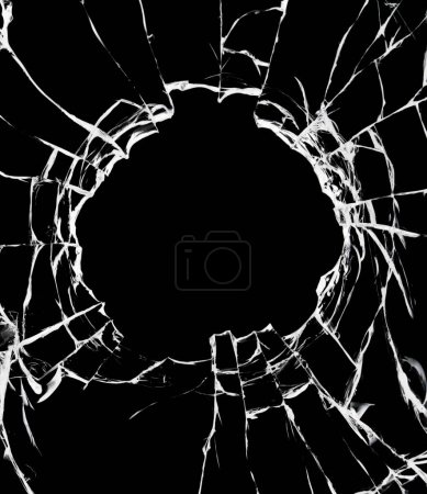 Foto de Cristales rotos agrietados sobre fondo negro. Textura de una ventana dañada con un agujero - Imagen libre de derechos