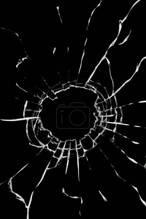 Foto de Grietas en una ventana rota. Textura de vidrio roto sobre fondo negro. Efecto de desglose para el diseño - Imagen libre de derechos