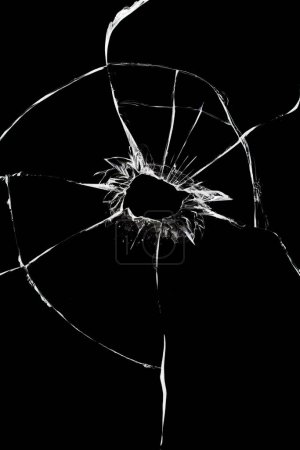 Foto de Textura de grietas en el cristal de una ventana rota sobre un fondo negro - Imagen libre de derechos