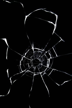 Foto de Textura agrietada abstracta de vidrio roto sobre un fondo negro - Imagen libre de derechos
