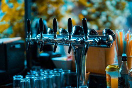 Téléchargez les photos : Robinet de bière, distributeur de bière - en image libre de droit