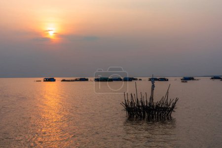 Dorf am Wasser des Tonle Sap Sees in Kambodscha. Schöne Beleuchtung, Sonnenuntergang.
