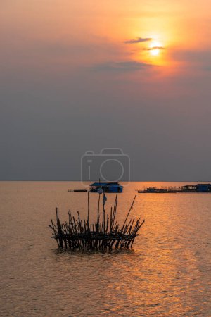 Pueblo en el agua del lago Tonle Sap en Camboya. Hermosa iluminación, puesta de sol.