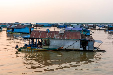 Village sur l'eau du lac Tonle Sap au Cambodge. Bel éclairage, coucher de soleil.