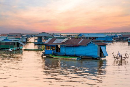 Village sur l'eau du lac Tonle Sap au Cambodge. Bel éclairage, coucher de soleil.