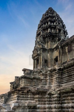 Téléchargez les photos : Ancien complexe de temple en l'honneur du dieu Vishnu Angkor Wat au Cambodge. - en image libre de droit