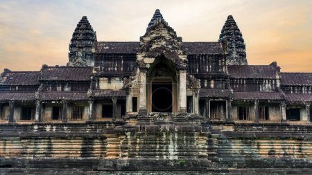 Téléchargez les photos : Ancien complexe de temple en l'honneur du dieu Vishnu Angkor Wat au Cambodge. - en image libre de droit