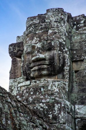 Téléchargez les photos : Ancien temple Bayon au centre d'Angkor Thom au Cambodge. - en image libre de droit