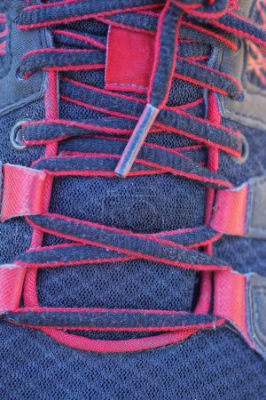 Foto de Textura de una parte de una zapatilla roja negra con un encaje - Imagen libre de derechos