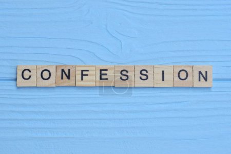 Téléchargez les photos : Mot confession fait de petites lettres de bois gris sur un fond de bois bleu - en image libre de droit