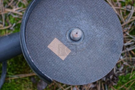 Téléchargez les photos : Partie d'un outil électrique de broyeur de métal avec un disque de fer noir à l'extérieur - en image libre de droit