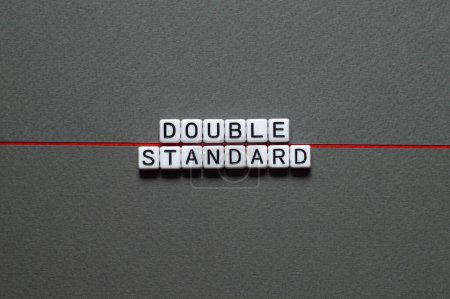 Double standard - concept de mot sur cubes, texte, lettres