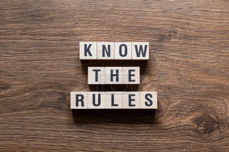 Die Regeln kennen - Wortkonzept auf Bausteinen, Text, Buchstaben