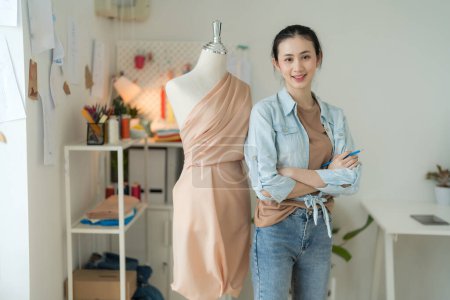 Téléchargez les photos : Femmes entrepreneurs font de nouvelles collections de vêtements de sa conception avec un moderne. - en image libre de droit