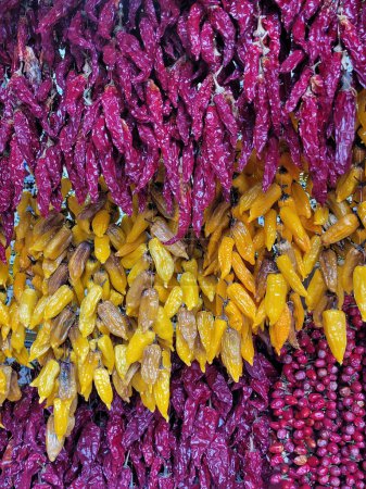 Foto de Especias exóticas de madeiras famoso mercado de agricultores en funchal - Imagen libre de derechos