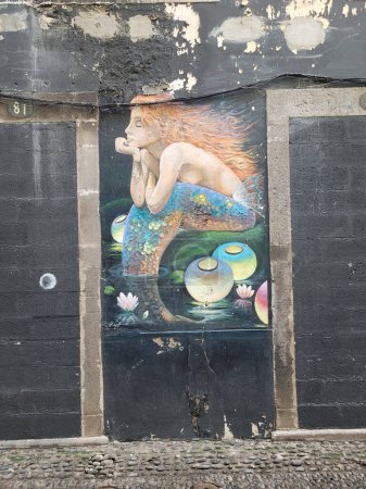 Foto de Funchal, Madeira Portugal, circa octubre 2022: pintura colorida y obras de arte en la calle santa maria - Imagen libre de derechos