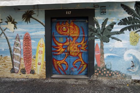 Foto de Funchal, Madeira Portugal, circa octubre 2022: pintura colorida y obras de arte en la calle santa maria - Imagen libre de derechos
