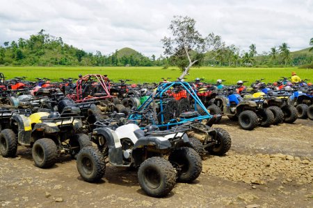 Foto de Muchos quads en las zonas de las colinas de chocolate en la isla de Bohol - Imagen libre de derechos