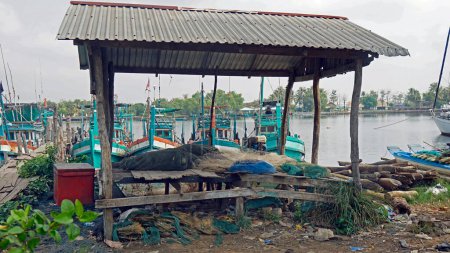 Bunte hölzerne Fischerboote in einem Hafen in Kambodscha