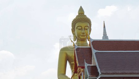 Téléchargez les photos : Statue de bouddha doré à la rivière chao praya au bangthe - en image libre de droit