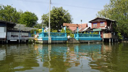 Casas de madera en el río Chao Praya en Bangkok
