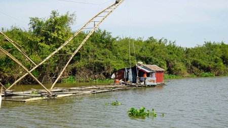 bateau de pêcheur avec grand filet sur la rivière de sève de tonle en cambodia