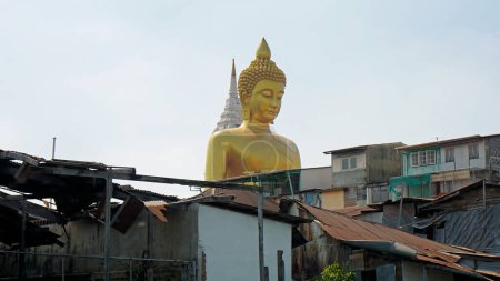Téléchargez les photos : Statue de bouddha doré à la rivière chao praya au bangthe - en image libre de droit