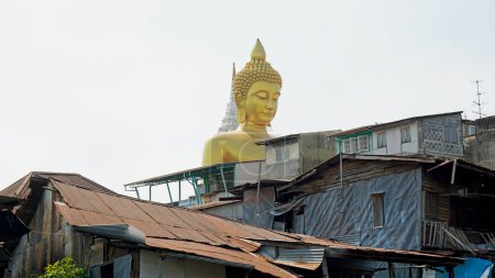 goldene buddha-statue am chao praya fluss in bangkok