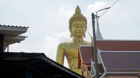 Foto de Estatua de buda de oro en el río Chao Praya en Bangkok - Imagen libre de derechos
