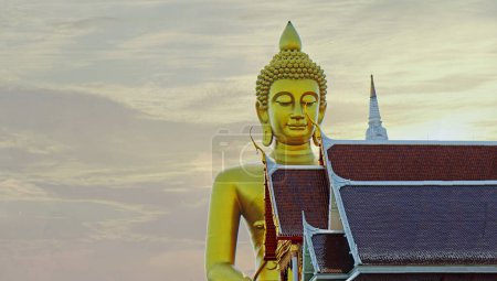 statue de bouddha doré à la rivière chao praya au bangthe