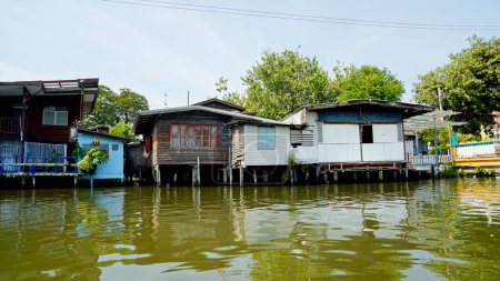 Foto de Casas de madera en el río Chao Praya en Bangkok - Imagen libre de derechos