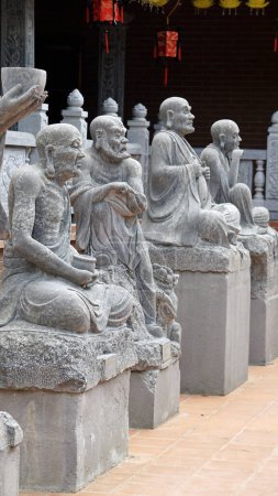 Statuen im Truc lam ho Tempel auf der Insel Phu Quoc