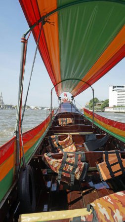 Langschwanzboot auf dem Fluss chao praya