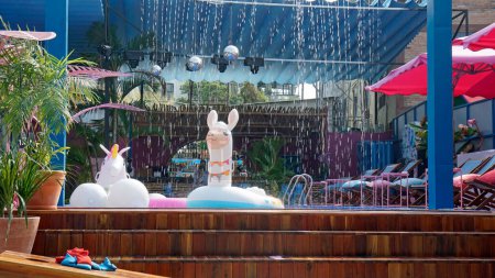 aufblasbares Schwimmspielzeug an einer Pool-Bar auf phu quoc