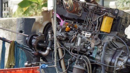 moteur d'un chalutier à queue longue en Thaïlande