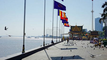 Téléchargez les photos : Phnom Penh, Cambodge - vers janvier 2024 : les habitants célèbrent le bouddhisme sur le bord d'une rivière du temple - en image libre de droit
