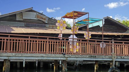 Foto de Bangkok, Tailandia - alrededor de enero de 2024: Casas de madera en el río Chao Praya - Imagen libre de derechos