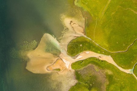 Téléchargez les photos : Drone photography of drone flowing into lake during summer day - en image libre de droit