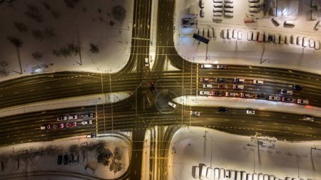 Drohne fotografiert große Kreuzung bei bewölktem Wintermorgen