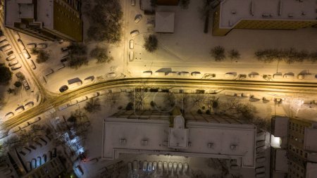 Drohnenaufnahmen einer kleinen Stadtstraße während des schneereichen Wintermorgens