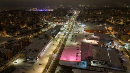 Photographie par drone d'une route de haute intensité dans une ville et un paysage urbain pendant la matinée nuageuse d'hiver