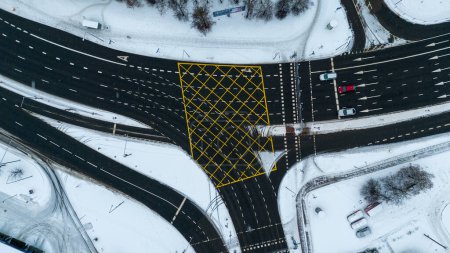 Photographie de drone de vue du haut vers le bas routes à voies multiples échangeant pendant la journée nuageuse d'hiver
