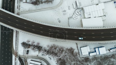Photographie par drone d'une rue à voies multiples dans une ville pendant la journée nuageuse d'hiver