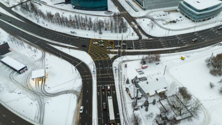 Photographie de drone de vue du haut vers le bas routes à voies multiples échangeant pendant la journée nuageuse d'hiver