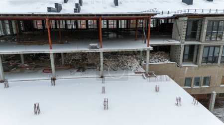 Drohne fotografiert verlassenes Gebäude, das im Winter renoviert wird