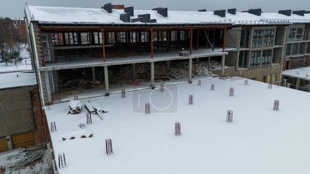 Drohne fotografiert verlassenes Gebäude, das im Winter renoviert wird
