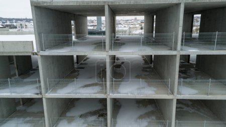 Drohnenaufnahmen von verlassenen Baustellen in einer Stadt im Winter