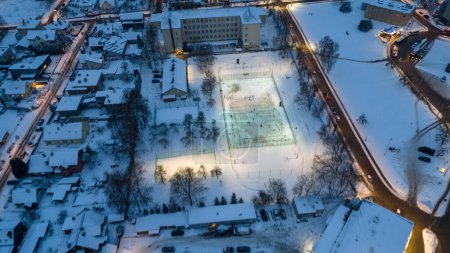 Drohnenfotos von Fußballfeldern, die mit Schnee bedeckt sind und Menschen, die im Winter Fußball spielen