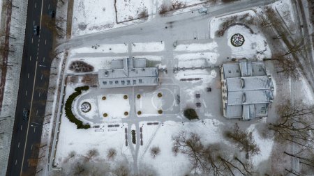 Photographie par drone du parc public de la ville couvert de neige pendant la journée nuageuse d'hiver