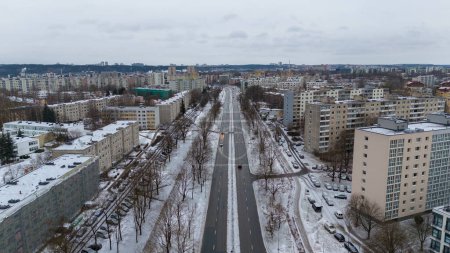 Drone photographie de la route à voies multiples allant tout droit dans la ville pendant la journée nuageuse d'hiver